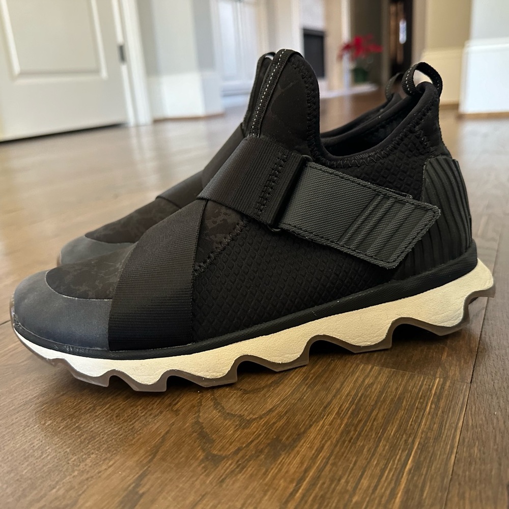 SOREL size 9 Kinetic Sneakers